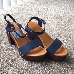 Made girl size 7.5 wooden platforms